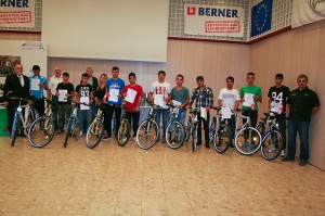 Übergabe der Werkstücke – Fahrräder an die „Flüchtlingsklasse“